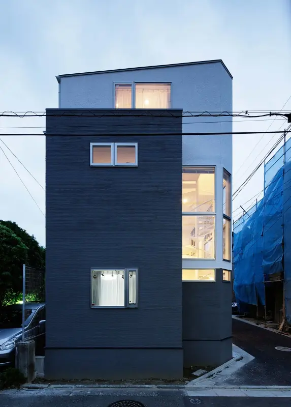 ３階建てのシンプル住宅