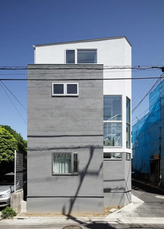 ３階建てのシンプル住宅